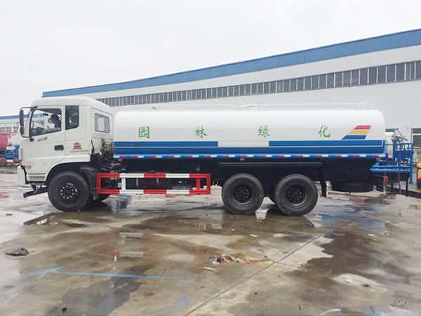 東風后八輪環衛灑水車