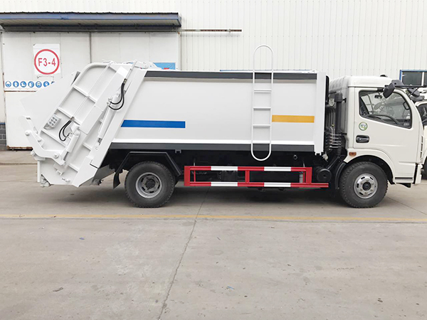 東風多利卡壓縮垃圾車8方