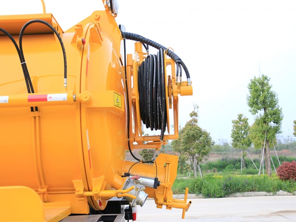 國六大多利卡清洗吸污車