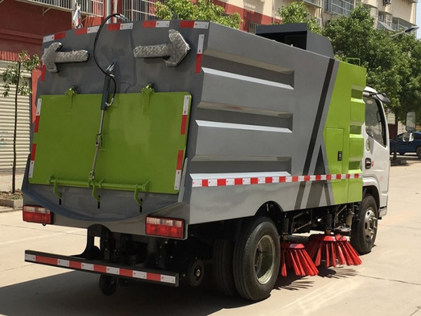 國(guó)六小多利卡5噸（1.5水4塵）掃路車