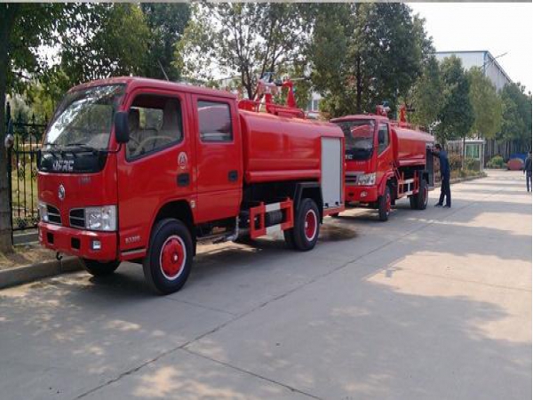 東風(fēng)多利卡雙排座消防灑水車3噸