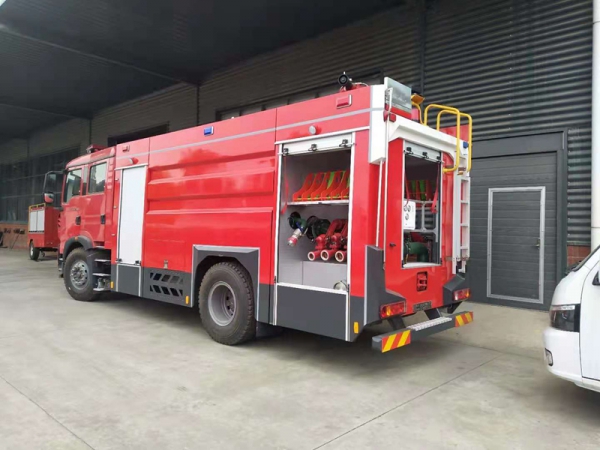 國六重汽豪沃8噸水罐消防車