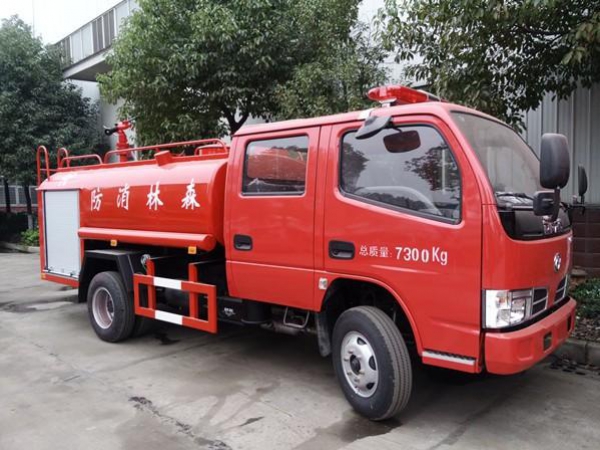 東風(fēng)多利卡雙排座消防灑水車3噸