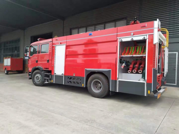 國六重汽豪沃8噸水罐消防車